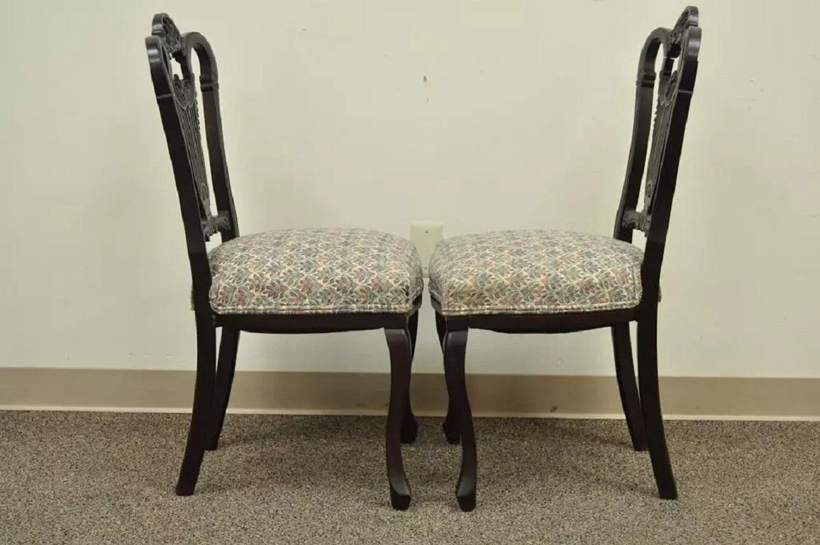 Pareja de sillas auxiliares antiguas victorianas de caoba tallada con respaldo de lira en Bueno estado para la venta en Philadelphia, PA