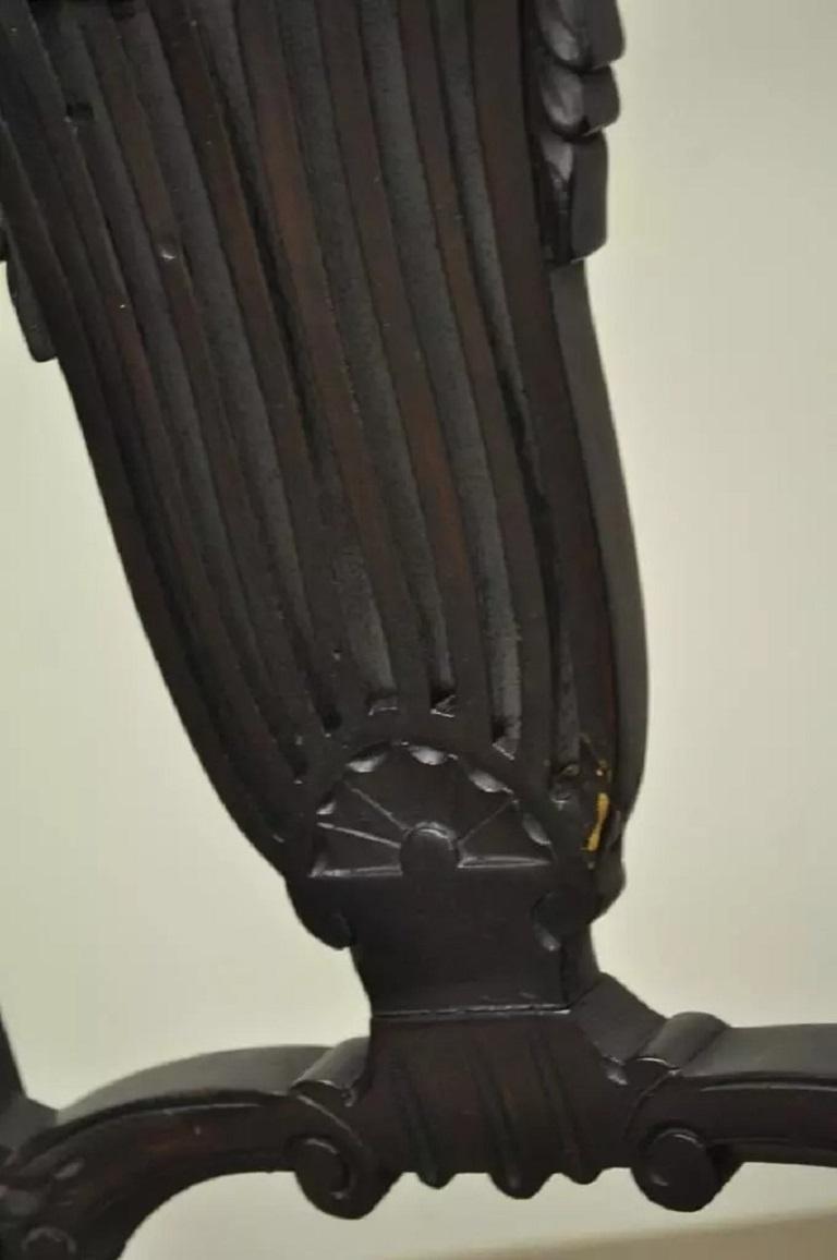 Pareja de sillas auxiliares antiguas victorianas de caoba tallada con respaldo de lira en venta 1