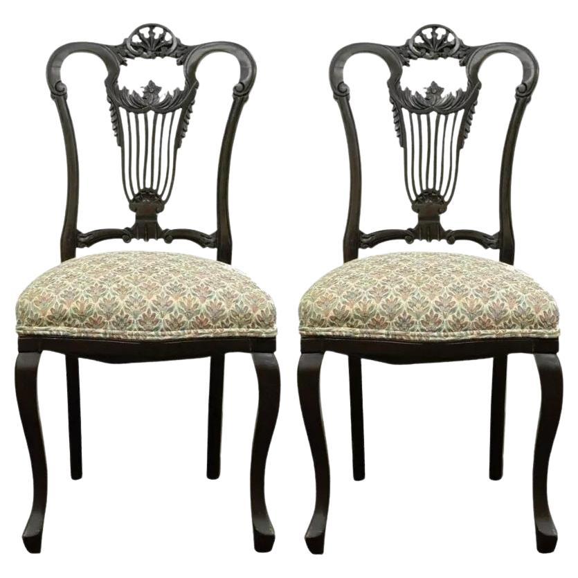 Pareja de sillas auxiliares antiguas victorianas de caoba tallada con respaldo de lira en venta
