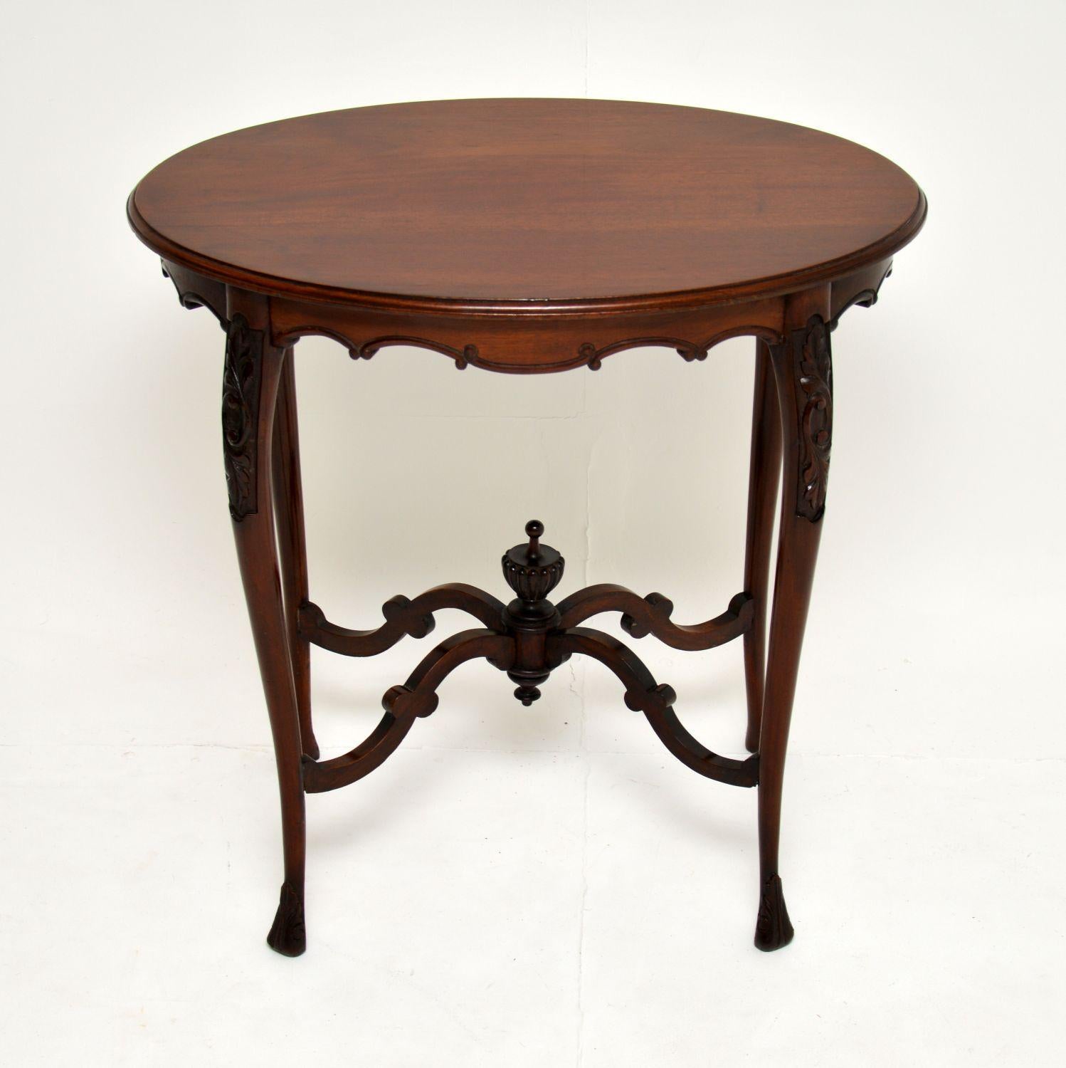 A beautiful antique Victorian occasional side table in solid mahogany. This dates from circa 1860-1980 period.

It is of amazing quality, and has a gorgeous design. There is lovely carvings on the top and the bottom of the legs, while the