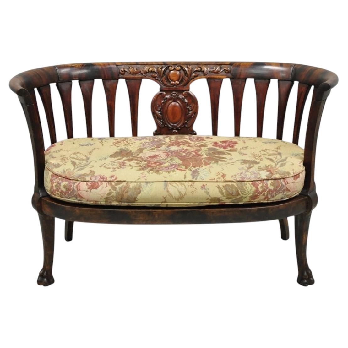 Antikes viktorianisches Sofa aus geschnitztem Mahagoni mit Pfotenfüßen und tonnenförmiger Rückenlehne (Loveseat)