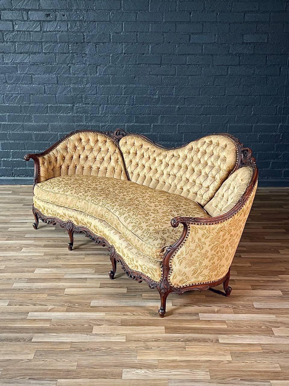Condit: Condizioni originali d'epoca, Tappezzeria nuova raccomandata 

Materiali: Fabrice originale, mogano scolpito 

Questo antico ed elegante divano vittoriano, risalente agli anni '20, è caratterizzato da dettagli in mogano intagliati a mano e