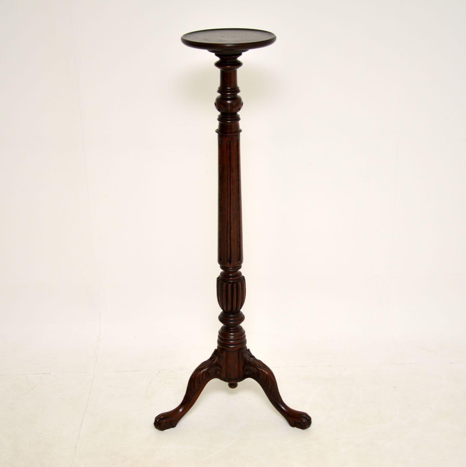 Eine schön geschnitzte antike Fackel / Pflanzentisch. Sie wurde in England in der viktorianischen Zeit hergestellt und stammt aus der Zeit zwischen 1850 und 1860.

Die Qualität ist erstaunlich, die Schnitzereien sind tief und fein ausgeführt. Der