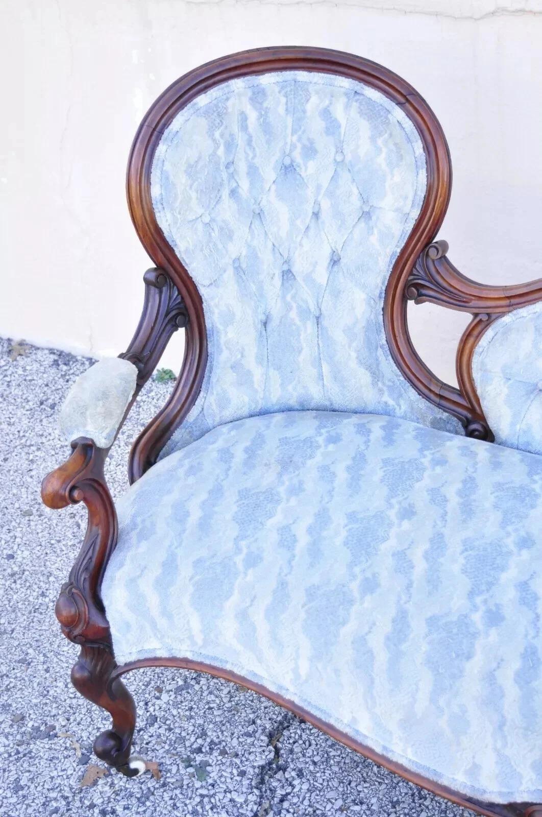 Vittoriano Antico divano da salotto vittoriano in mogano intagliato con tripla gobba sullo schienale in vendita
