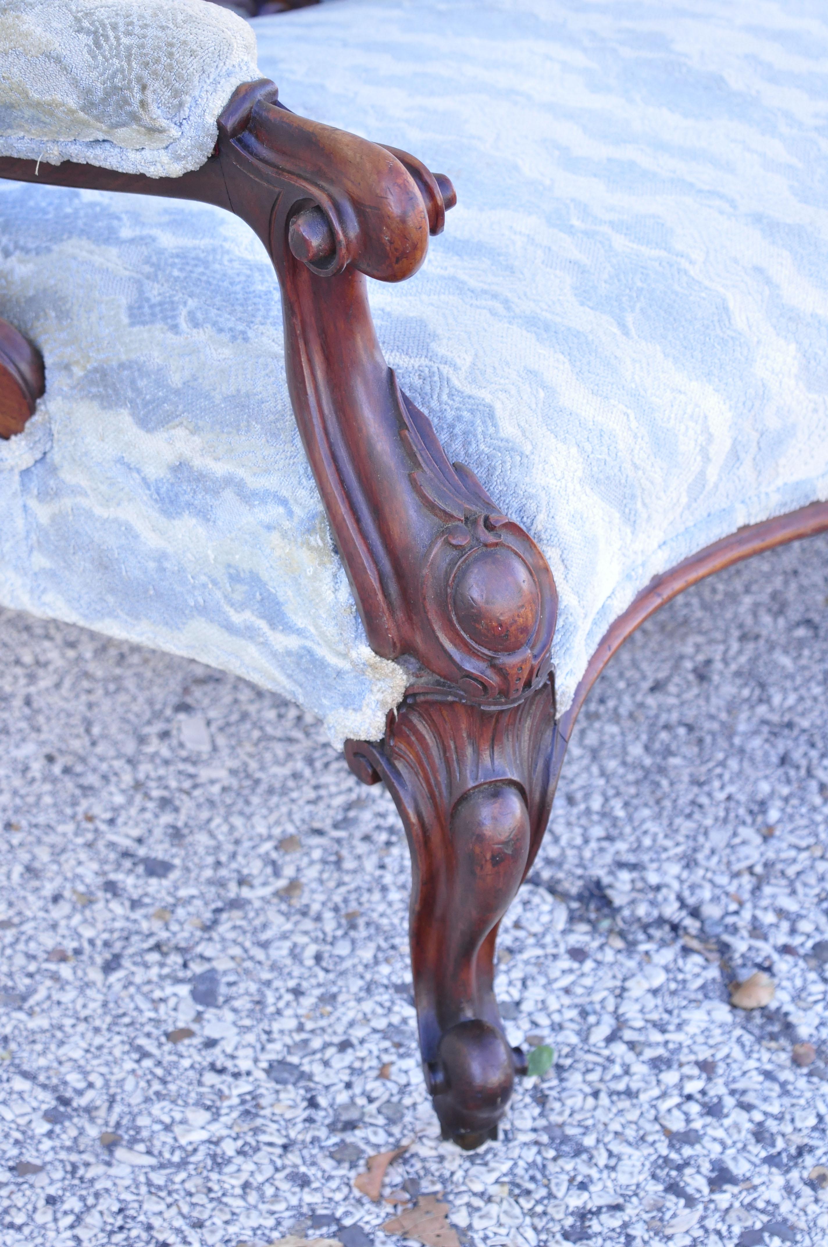Nord-américain Ancien canapé de salon victorien en acajou sculpté à trois dossiers arrondis en vente