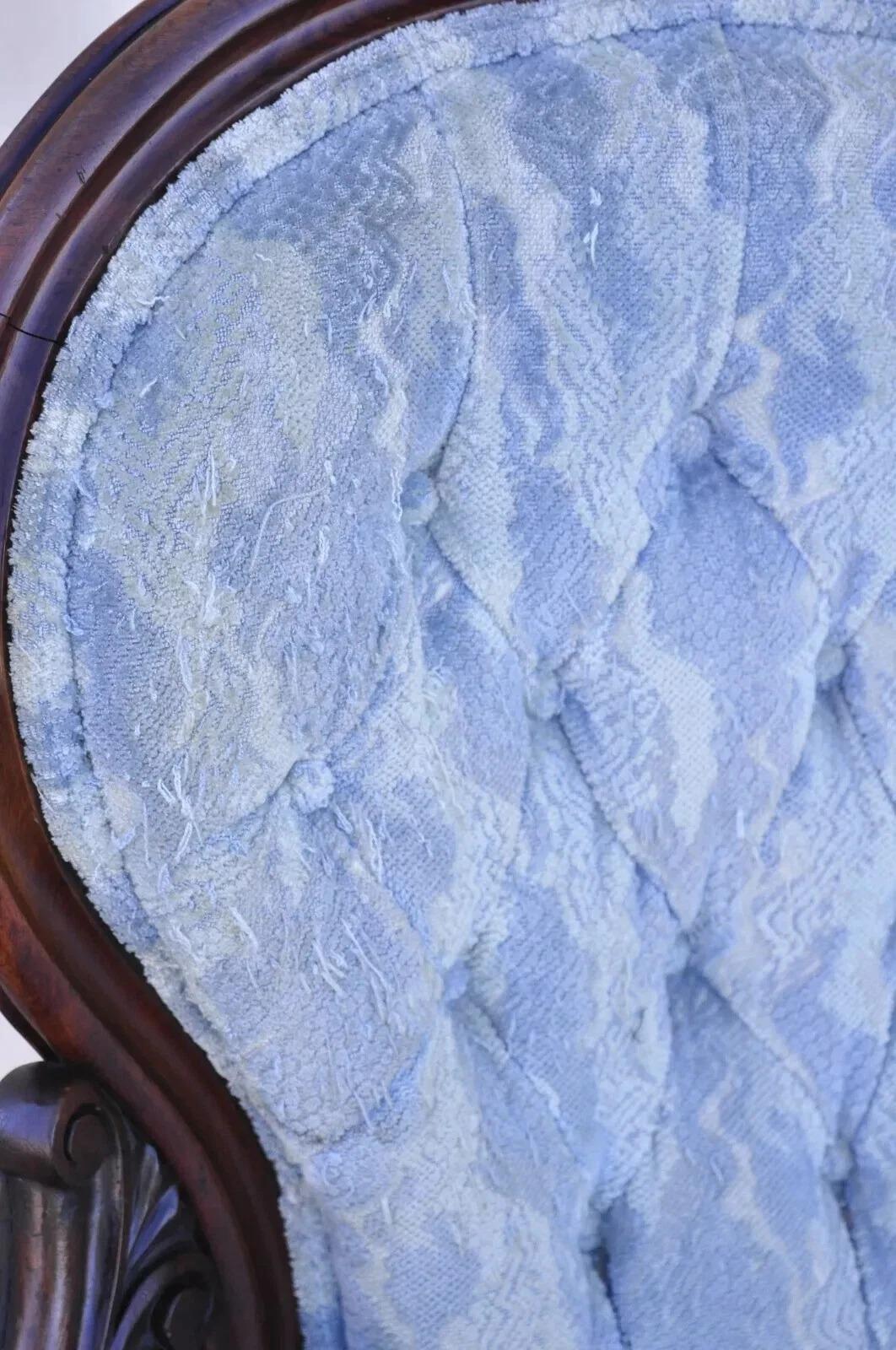 Mogano Antico divano da salotto vittoriano in mogano intagliato con tripla gobba sullo schienale in vendita