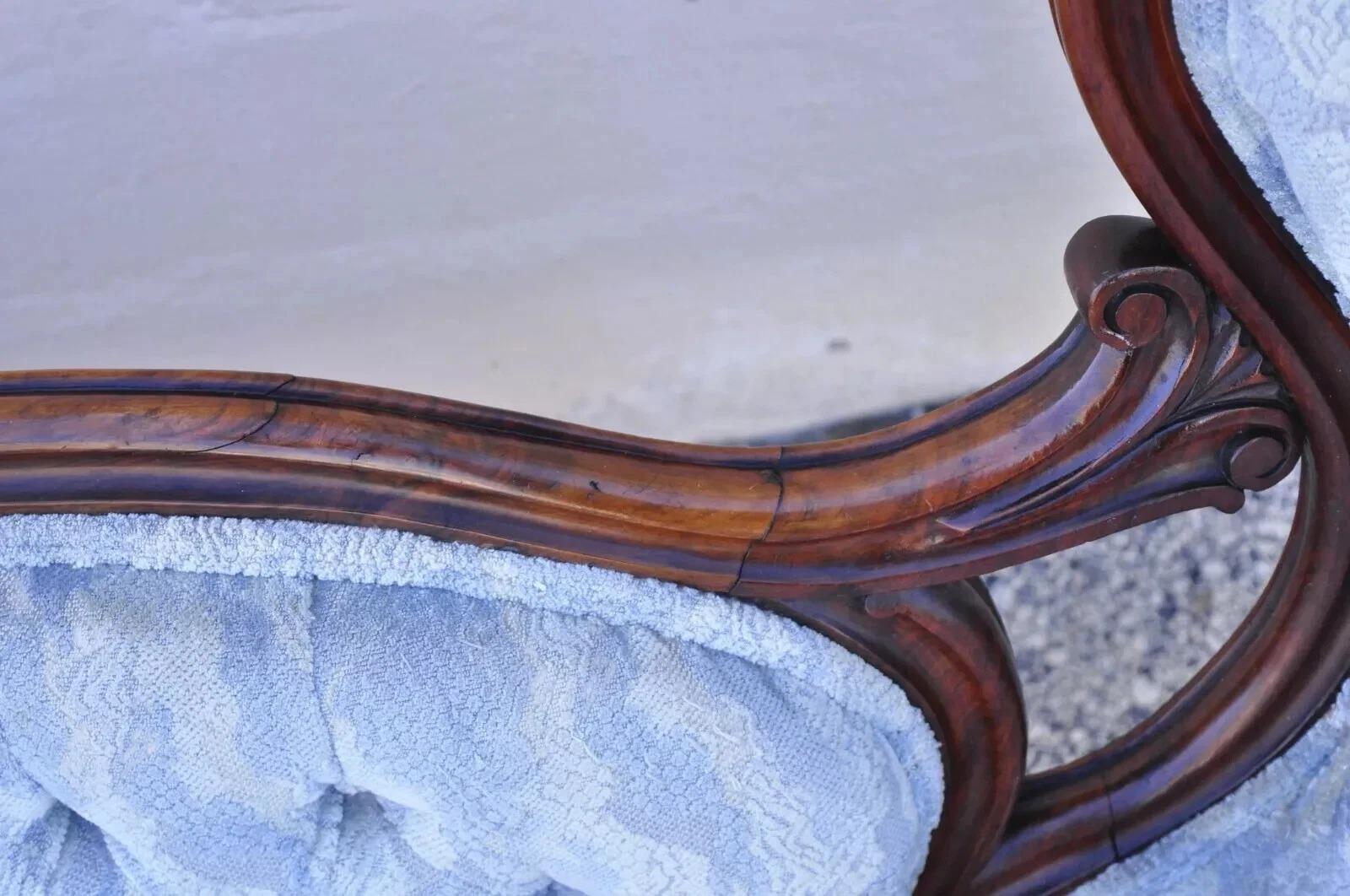 Antico divano da salotto vittoriano in mogano intagliato con tripla gobba sullo schienale in vendita 1