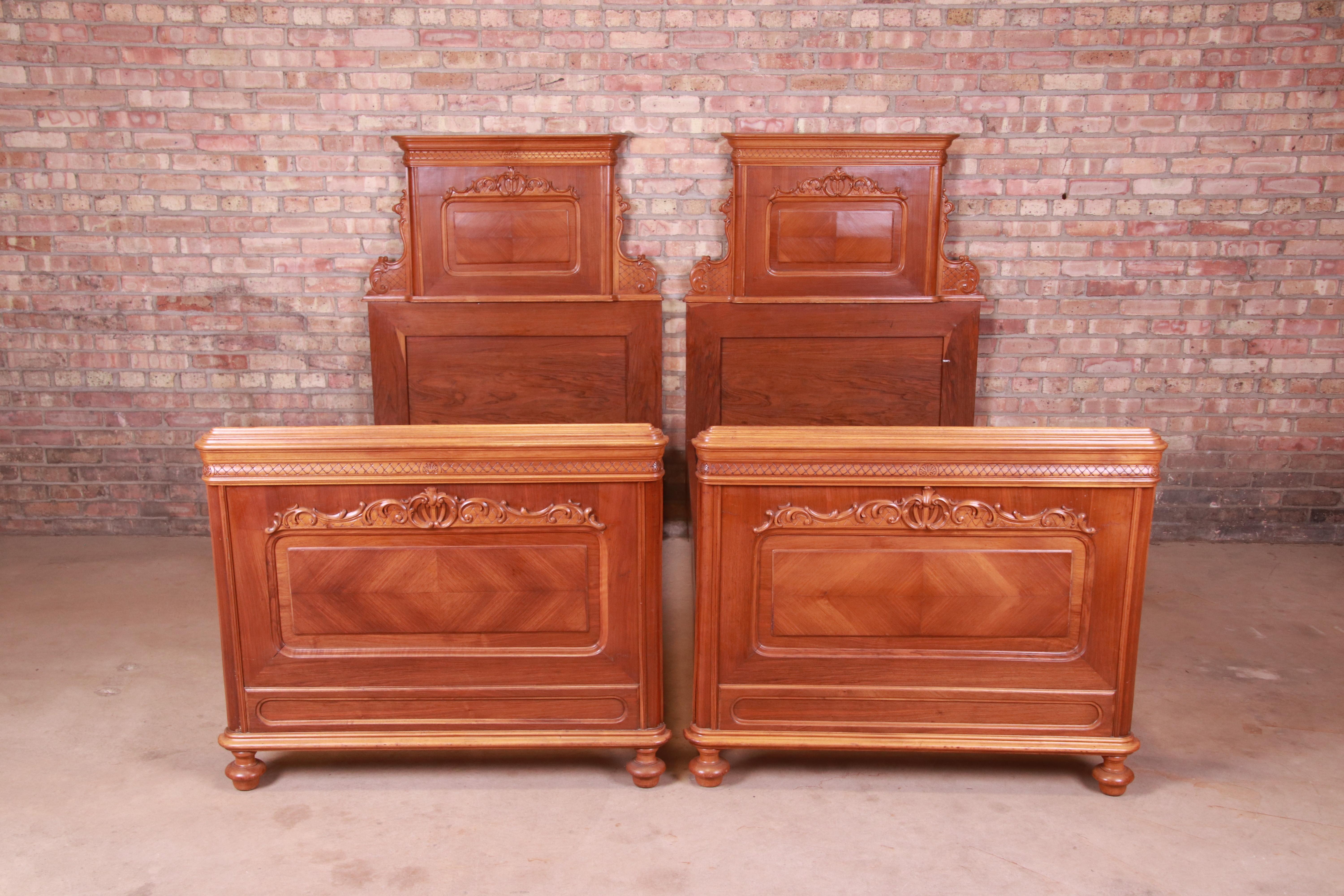 A gorgeous pair of antique Victorian carved mahogany twin beds

Circa 1880s

Measures: 41.5
