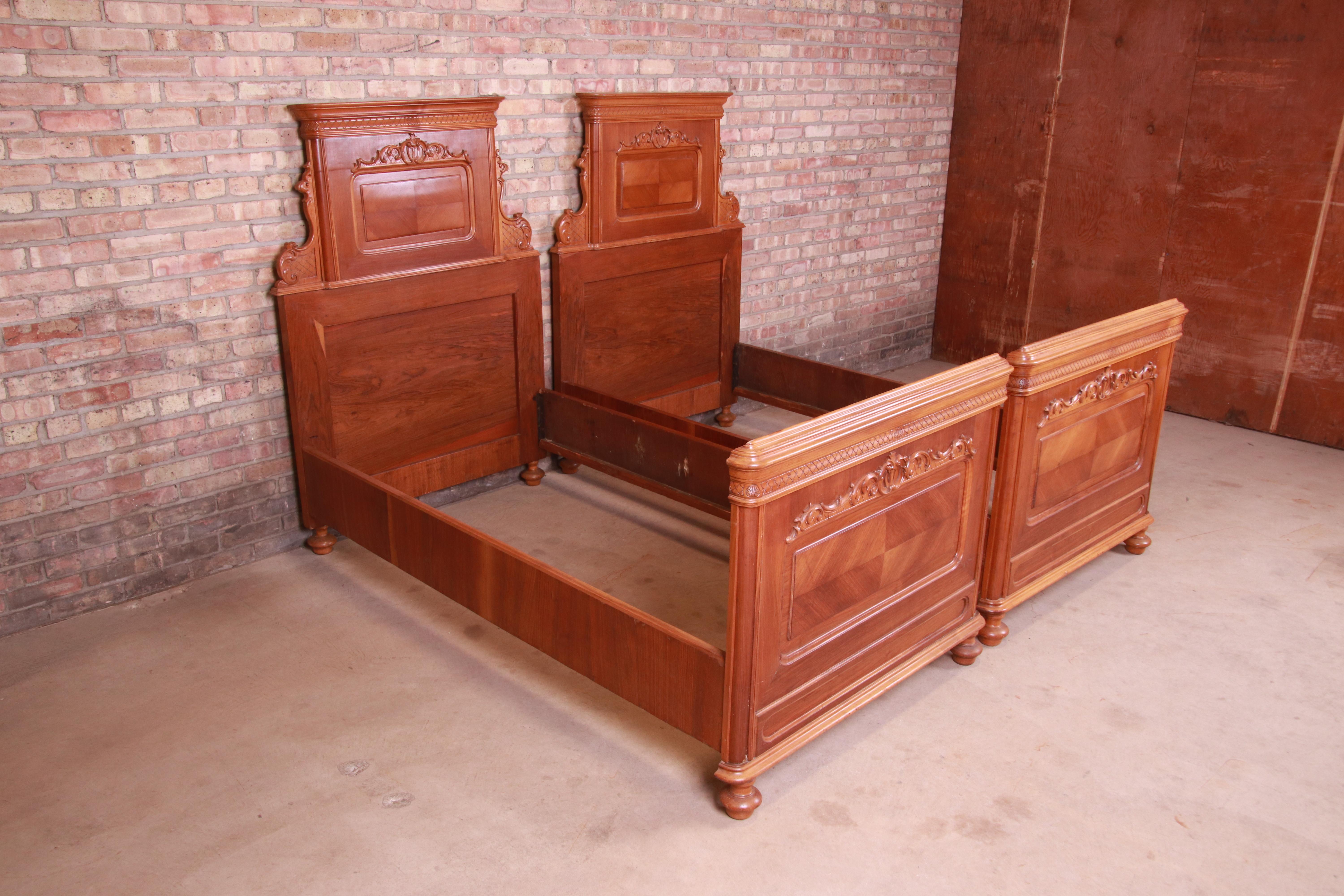 Antique Victorian Carved Mahogany Twin Beds, Pair In Good Condition In South Bend, IN