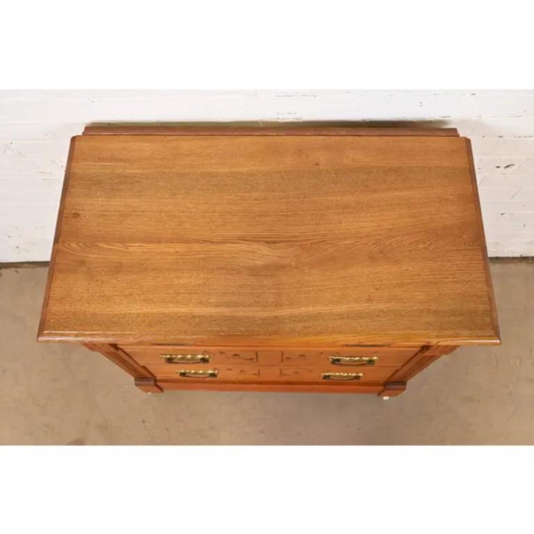 Ancienne commode ou commode victorienne en chêne sculpté, vers 1890 en vente 3