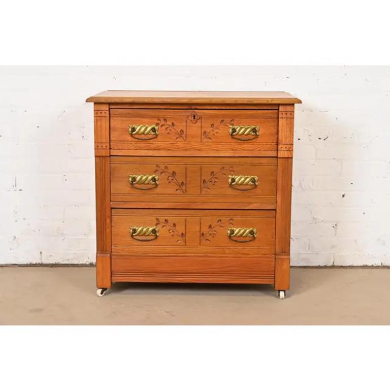 Magnifique commode victorienne ancienne.

À la manière des frères Herter

États-Unis, vers 1890

Chêne sculpté, avec quincaillerie en laiton d'origine et roulettes en porcelaine d'origine.

Mesures : 31 