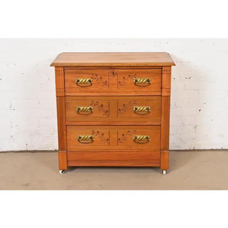 Victorien Ancienne commode ou commode victorienne en chêne sculpté, vers 1890 en vente