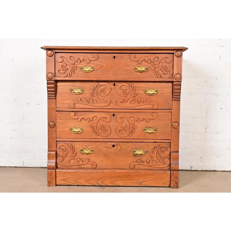 Antike viktorianische Kommode oder Schubladenkommode aus geschnitzter Eiche, um 1890 (Viktorianisch) im Angebot