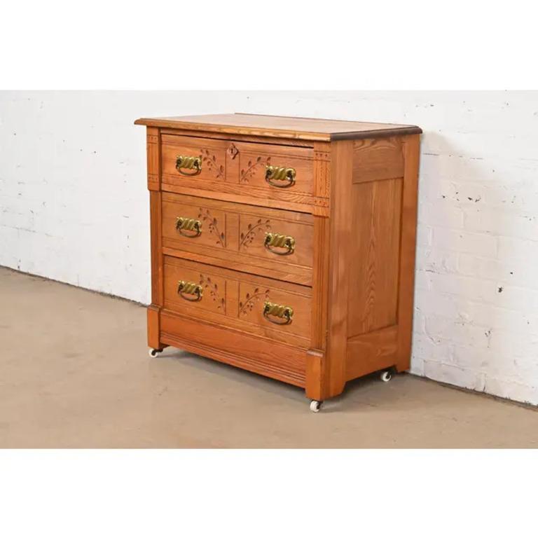 Américain Ancienne commode ou commode victorienne en chêne sculpté, vers 1890 en vente