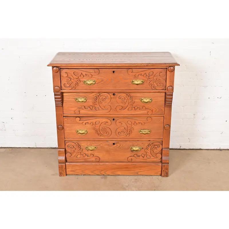 Antike viktorianische Kommode oder Schubladenkommode aus geschnitzter Eiche, um 1890 (amerikanisch) im Angebot