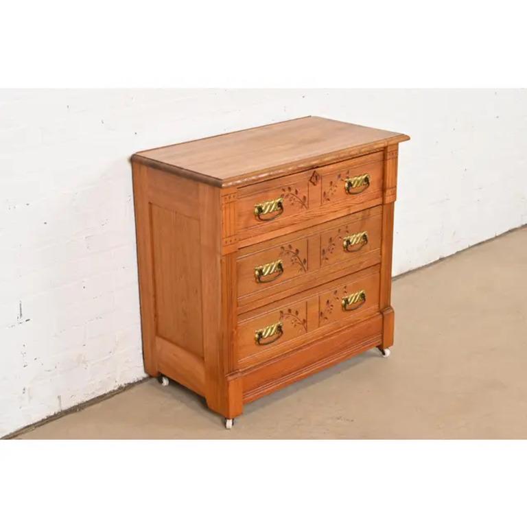 Ancienne commode ou commode victorienne en chêne sculpté, vers 1890 Bon état - En vente à South Bend, IN