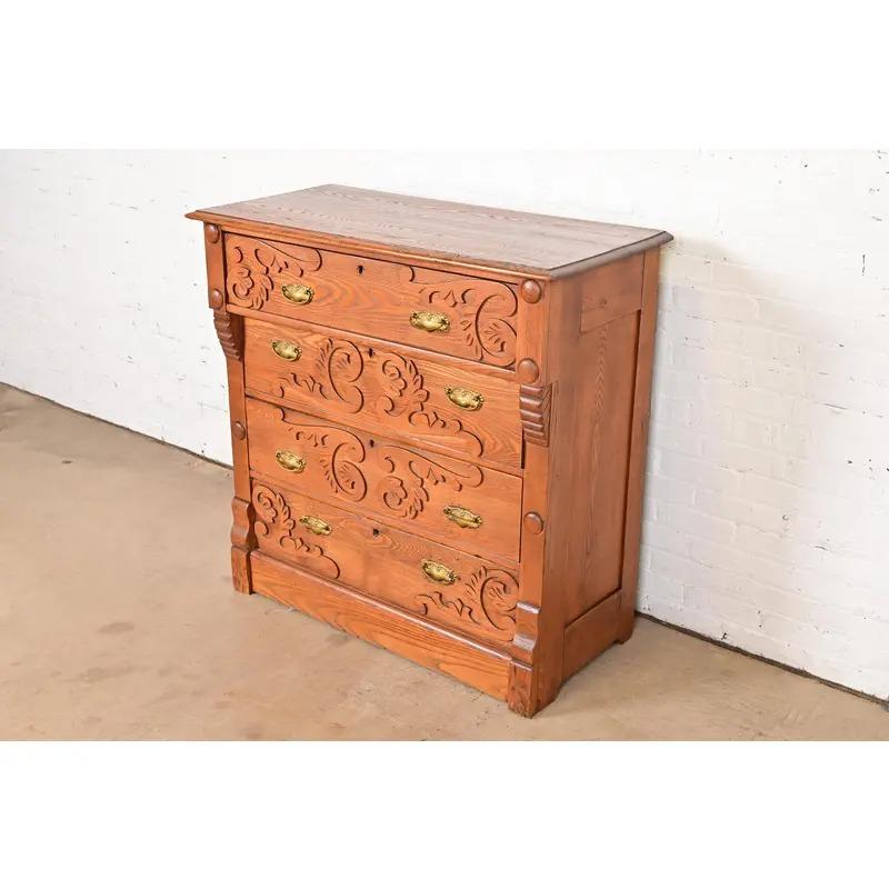 Antike viktorianische Kommode oder Schubladenkommode aus geschnitzter Eiche, um 1890 im Zustand „Gut“ im Angebot in South Bend, IN