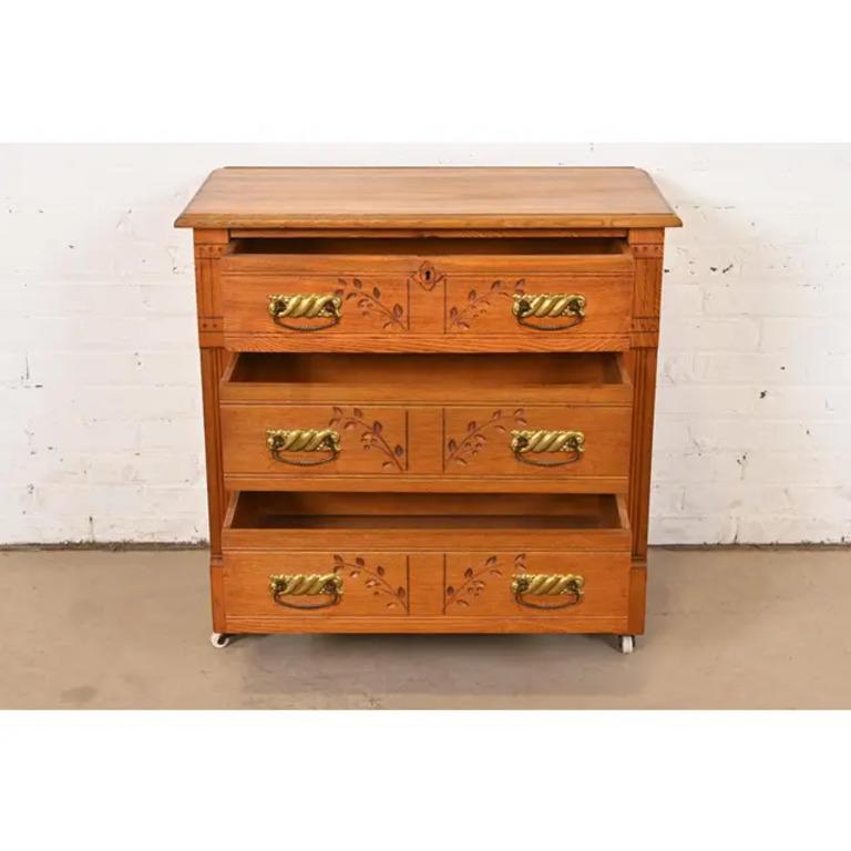 XIXe siècle Ancienne commode ou commode victorienne en chêne sculpté, vers 1890 en vente