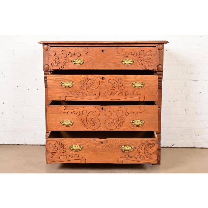 Antike viktorianische Kommode oder Schubladenkommode aus geschnitzter Eiche, um 1890 (Spätes 19. Jahrhundert) im Angebot