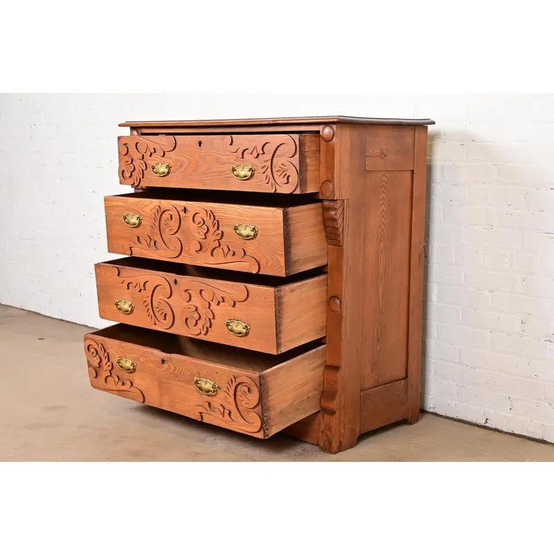 Antike viktorianische Kommode oder Schubladenkommode aus geschnitzter Eiche, um 1890 (Messing) im Angebot