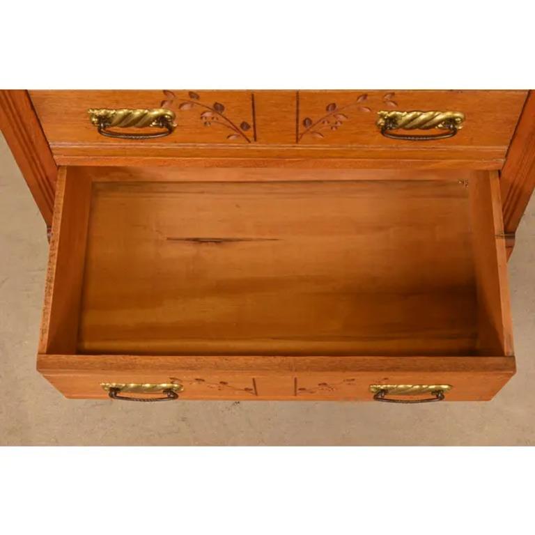 Ancienne commode ou commode victorienne en chêne sculpté, vers 1890 en vente 1