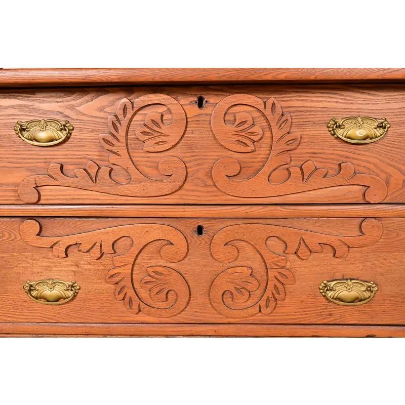 Antike viktorianische Kommode oder Schubladenkommode aus geschnitzter Eiche, um 1890 im Angebot 1