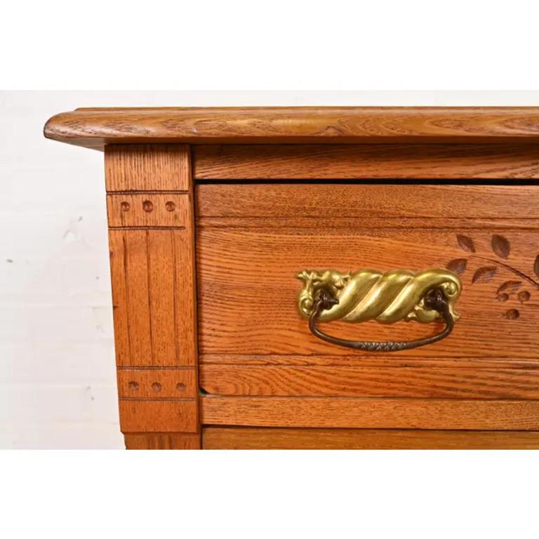 Ancienne commode ou commode victorienne en chêne sculpté, vers 1890 en vente 2