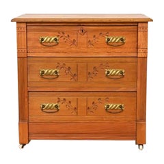 Antico comò o cassettiera vittoriana in Oak intagliato, CIRCA 1890