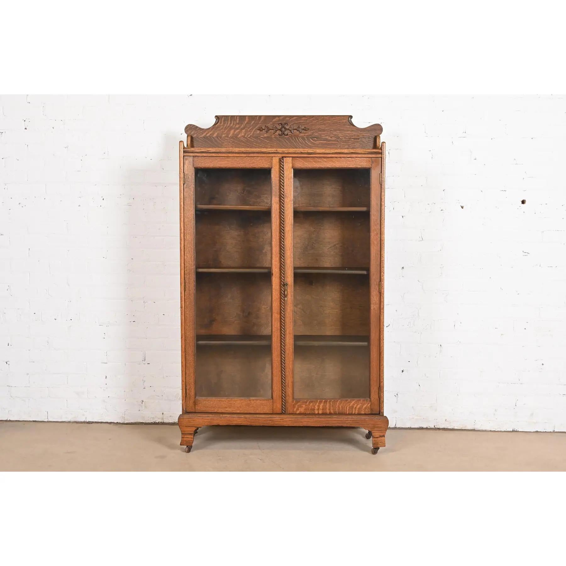 Magnifique armoire bibliothèque à deux portes de la fin de l'époque victorienne

À la manière de J.R. Horner & Co.

États-Unis, vers 1890

Chêne sculpté, avec portes vitrées et quincaillerie en laiton d'origine.

Dimensions : 40,13 