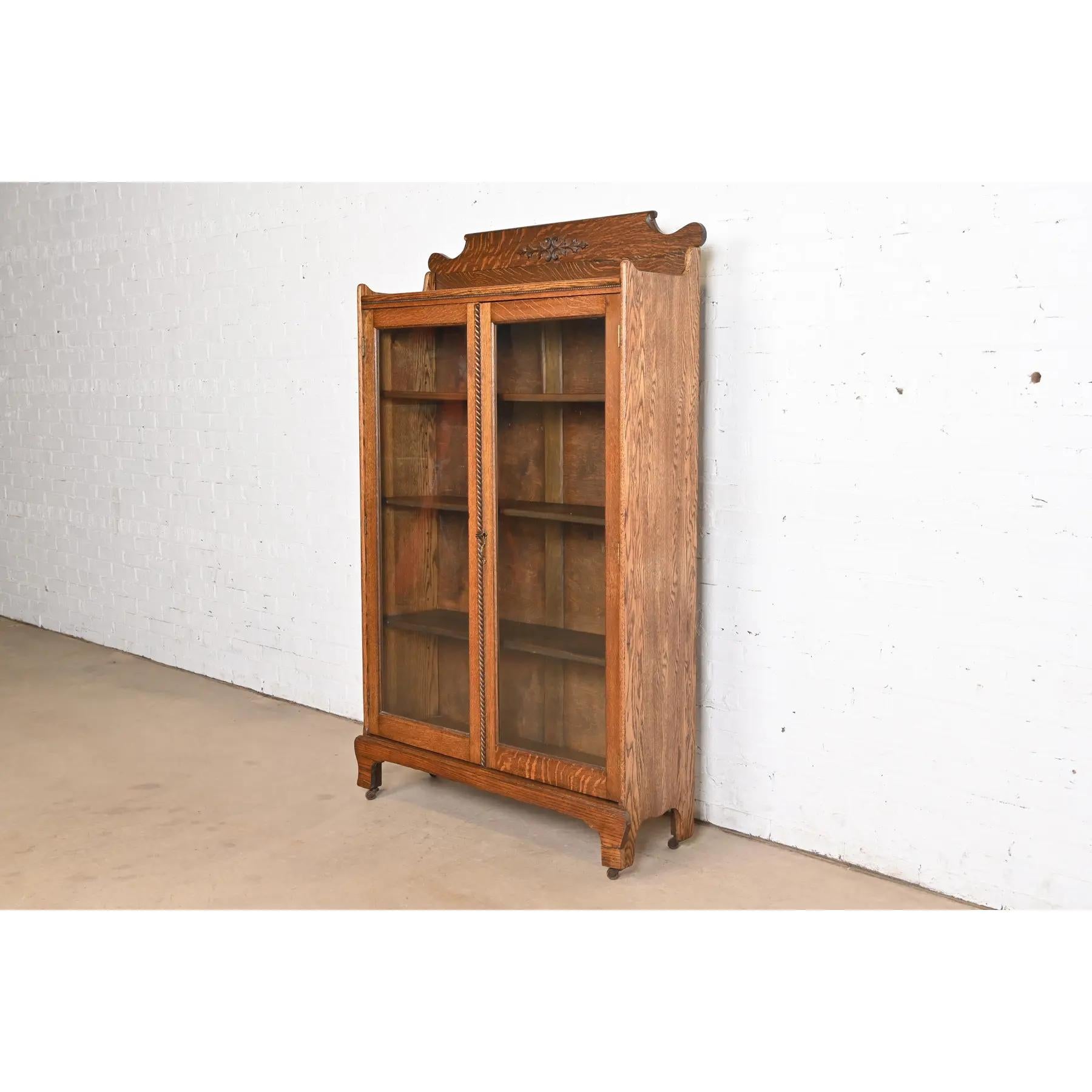 Américain Bibliothèque victorienne ancienne en chêne sculpté avec façade en verre, vers 1890 en vente