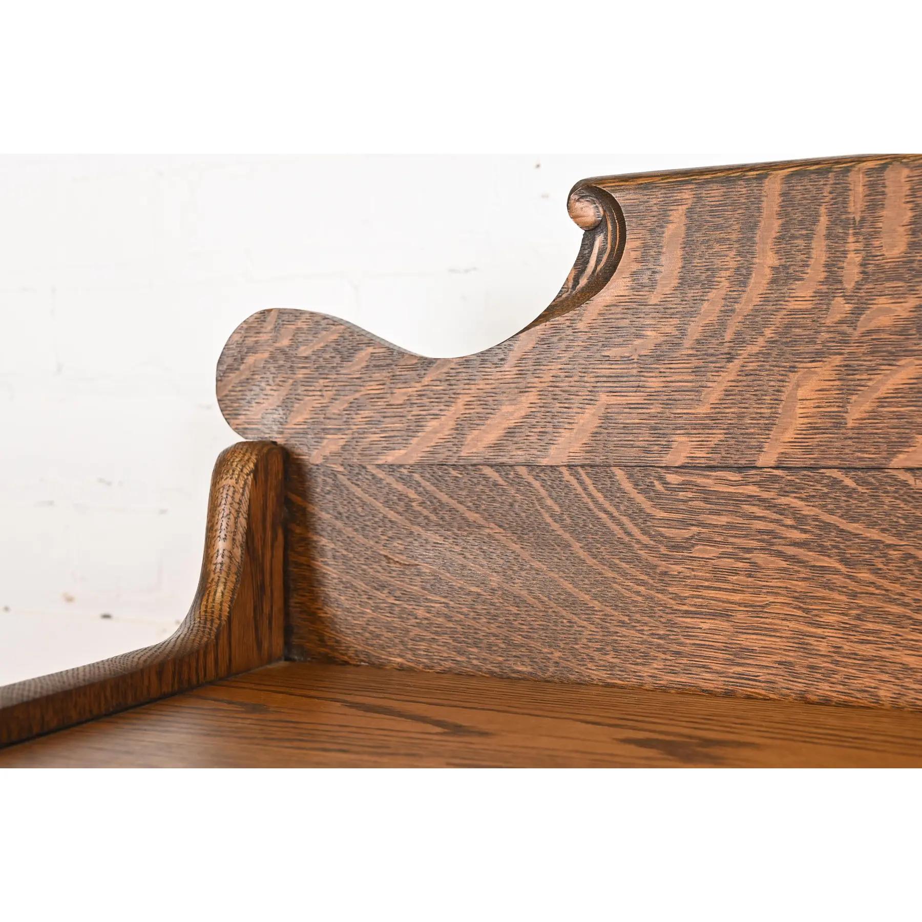 Laiton Bibliothèque victorienne ancienne en chêne sculpté avec façade en verre, vers 1890 en vente