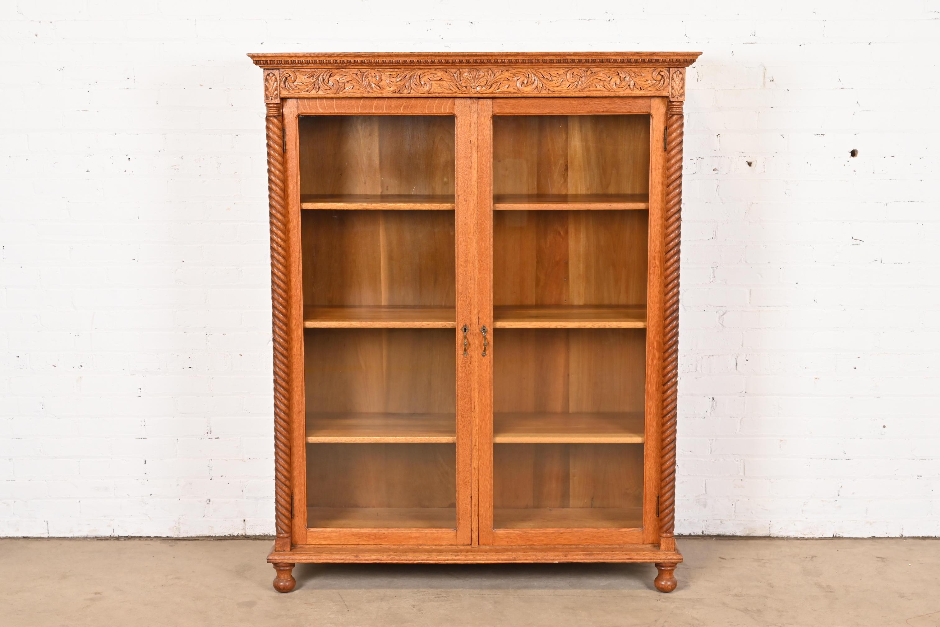 Magnifique meuble bibliothèque double d'époque victorienne ou empire

USA, Circa 1900

Chêne sculpté, portes vitrées et quincaillerie en laiton.

Dimensions : 48,75 