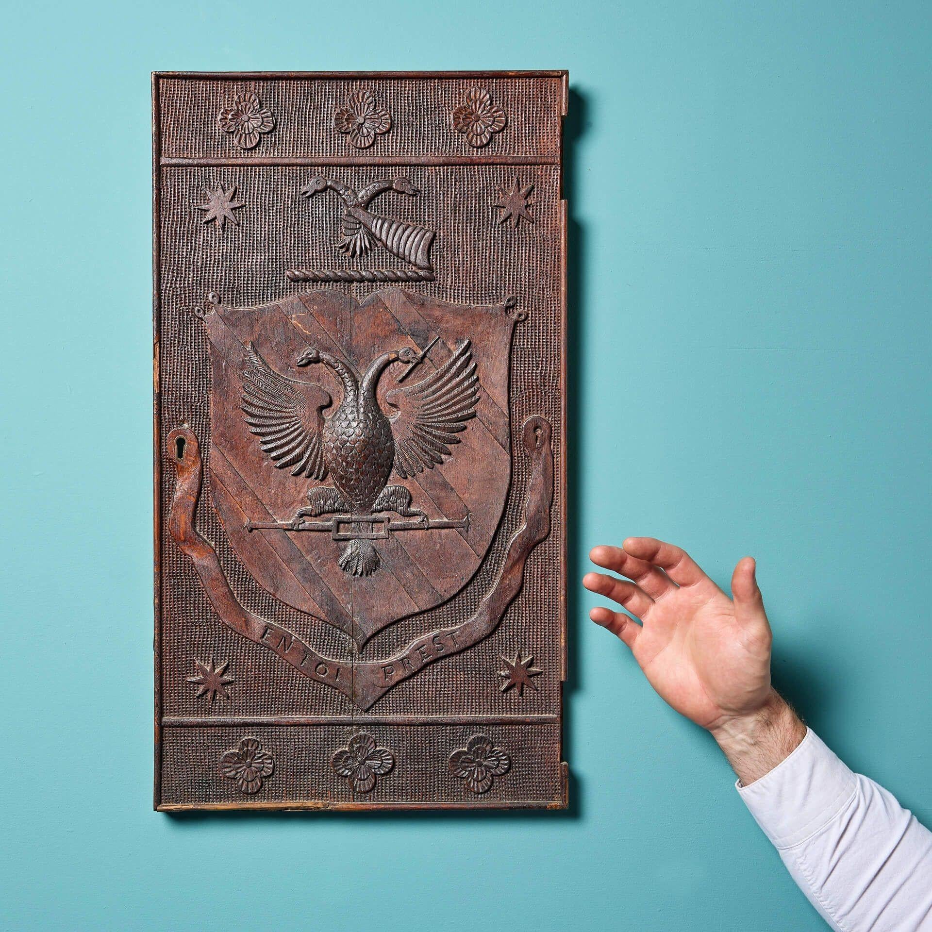 Eine antike viktorianische geschnitzte Eichenholztafel mit Wappen.

Der handgeschnitzte, doppelköpfige Adler ist ein einzigartiges Design, das an den viktorianischen Stil und das Kunsthandwerk erinnert und durch die schöne dunkle Oberfläche