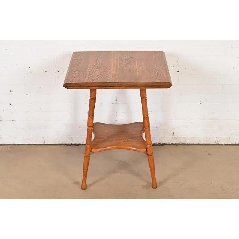 Magnifique table de salon ou table d'appoint en chêne sculpté de l'époque victorienne

USA, Circa 1900

Dimensions : 24,25 