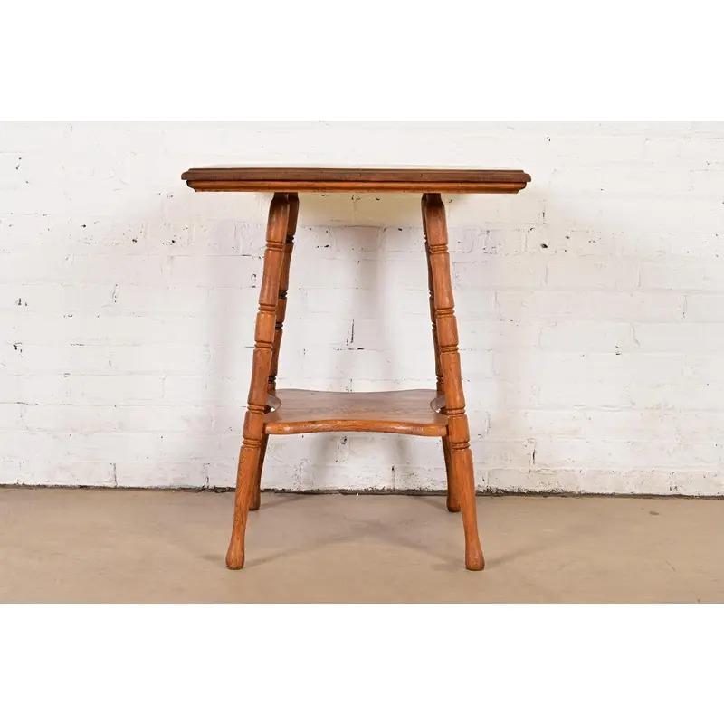 Victorien Ancienne table de salon ou table d'appoint victorienne en Oak sculpté, Circa 1900 en vente