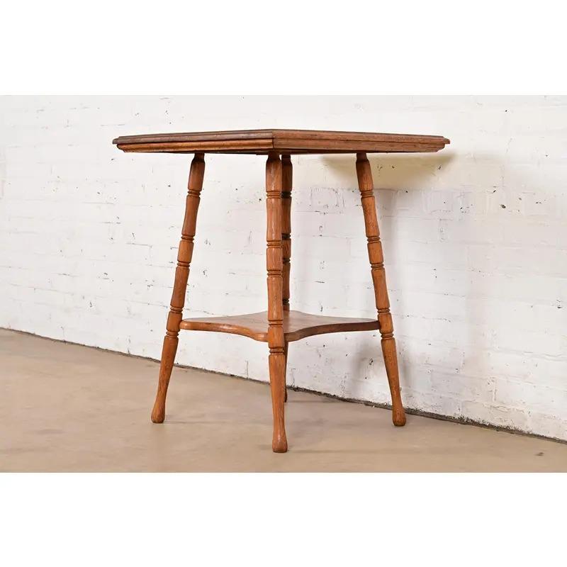 Américain Ancienne table de salon ou table d'appoint victorienne en Oak sculpté, Circa 1900 en vente