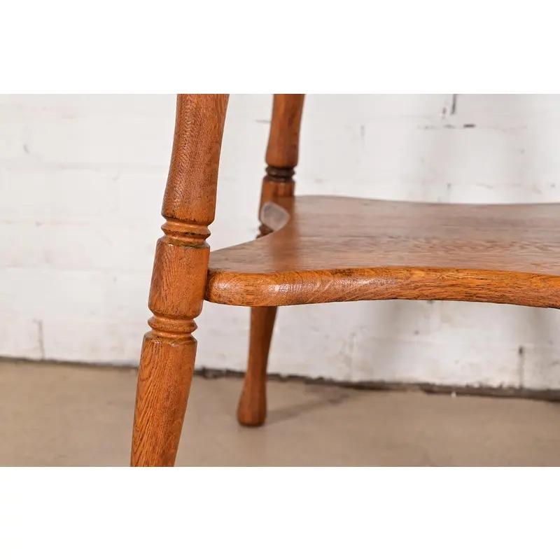 20ième siècle Ancienne table de salon ou table d'appoint victorienne en Oak sculpté, Circa 1900 en vente