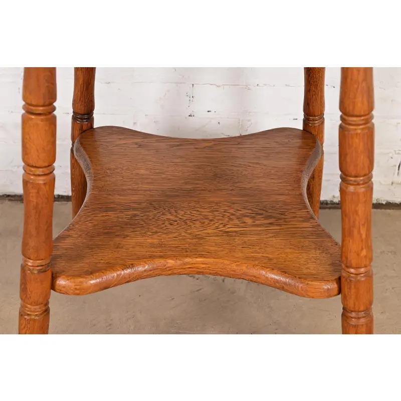 Chêne Ancienne table de salon ou table d'appoint victorienne en Oak sculpté, Circa 1900 en vente