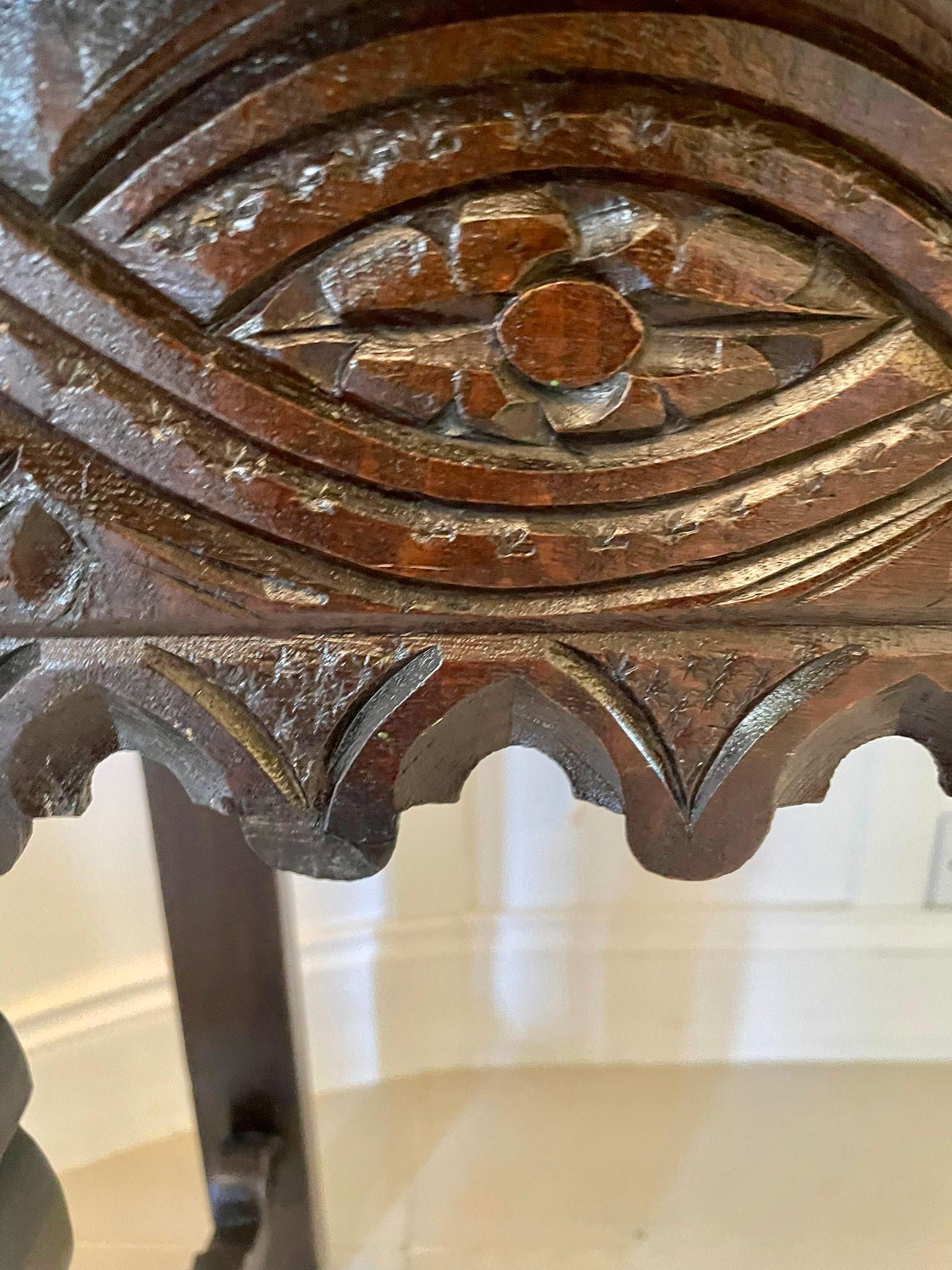Antigua mesa auxiliar victoriana de roble tallado en venta 1