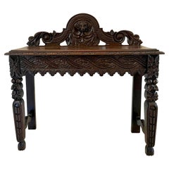 Antico tavolino vittoriano intagliato in Oak