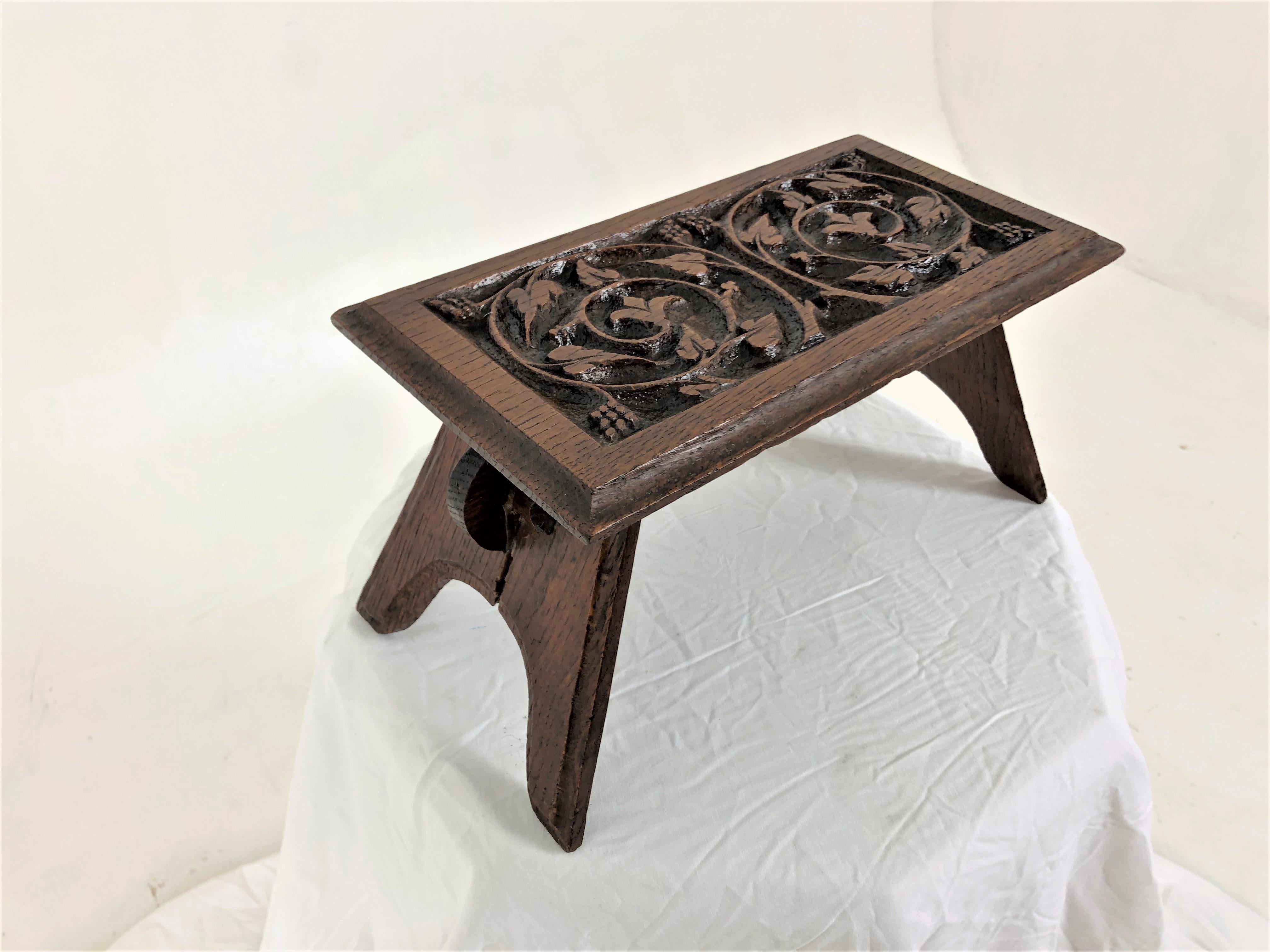 Antique Victorian carved oak stool, table, Art and Crafts, Scotland 1950, H832

Scotland 1950
Solid Oak
Original Finish 
Rectangular carved top with bevelled edge
Shaped supports on the ends
All joined by a open shaped stretcher
Nice colour