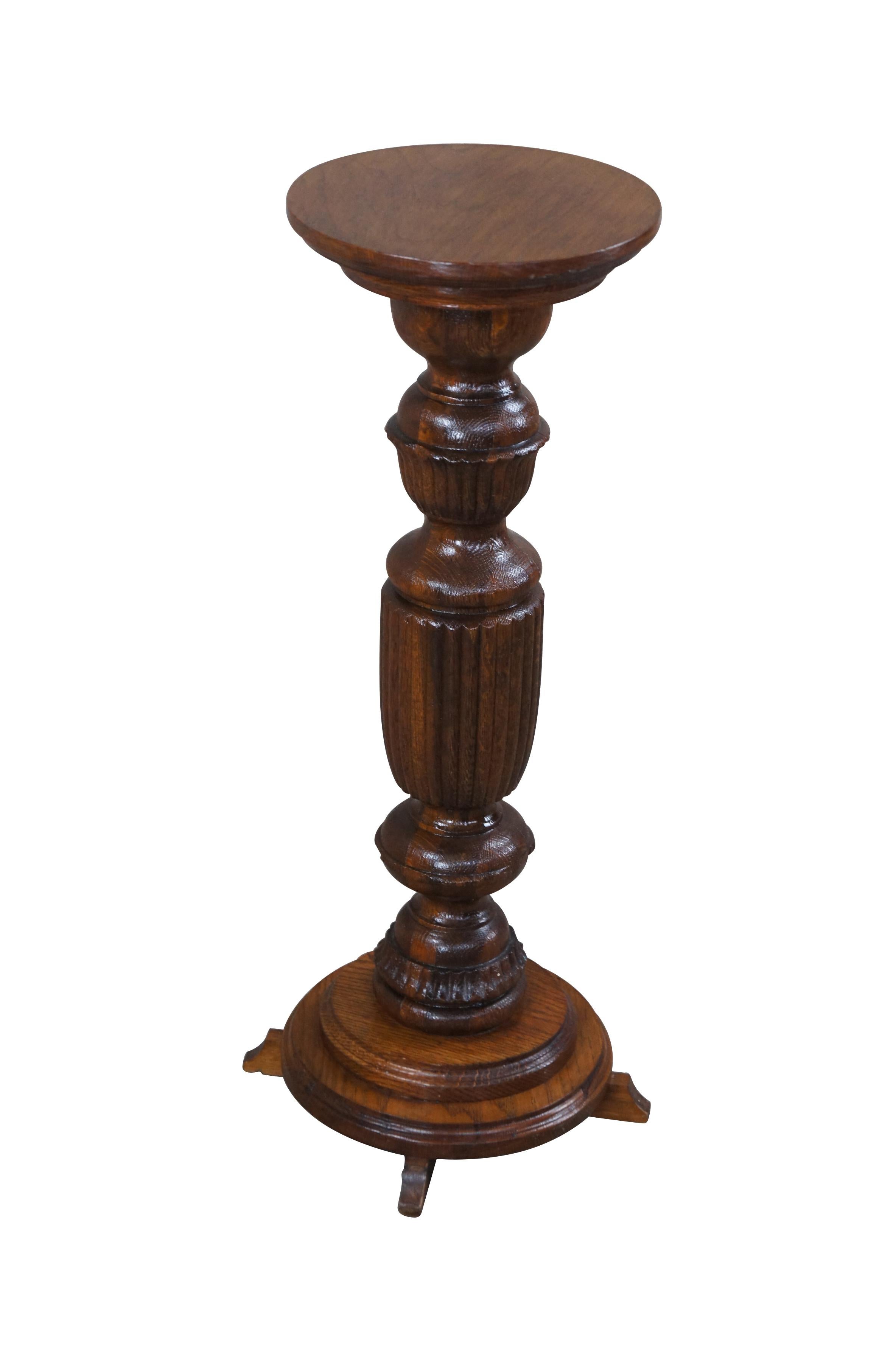 Victorian era oak pedestal, circa late 19th century. Features a beautifully turned column with reeded center over tiered and footed base. Great for display of plants and sculptures.

Dimensions:
29.25
