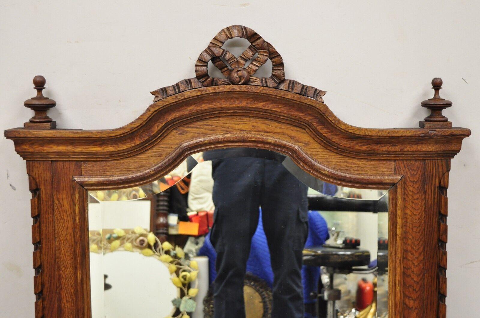 Antike viktorianische geschnitzt Oak Wood Ribbon Crest Beveled Glass Wall Mirror (Viktorianisch) im Angebot