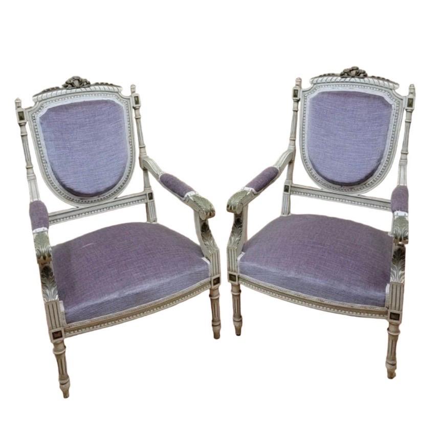 Anciennes chaises victoriennes sculptées et ornées nouvellement retapissées en mohair italien lilas  - Paire 

Les sculptures complexes témoignent d'un savoir-faire intemporel, tandis que le tissu doux et moelleux ajoute une touche moderne