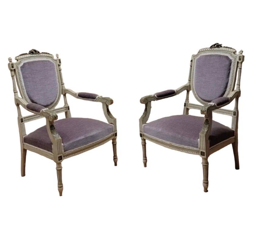 Victorien Anciennes chaises victoriennes sculptées et ornées - Reupholstered in Lilac Italian Mohair en vente