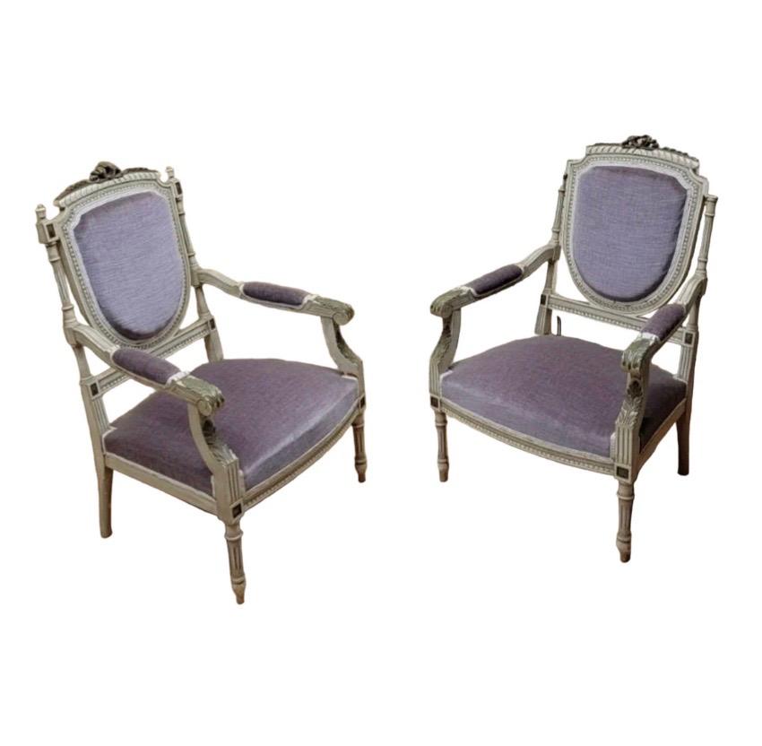 italien Anciennes chaises victoriennes sculptées et ornées - Reupholstered in Lilac Italian Mohair en vente