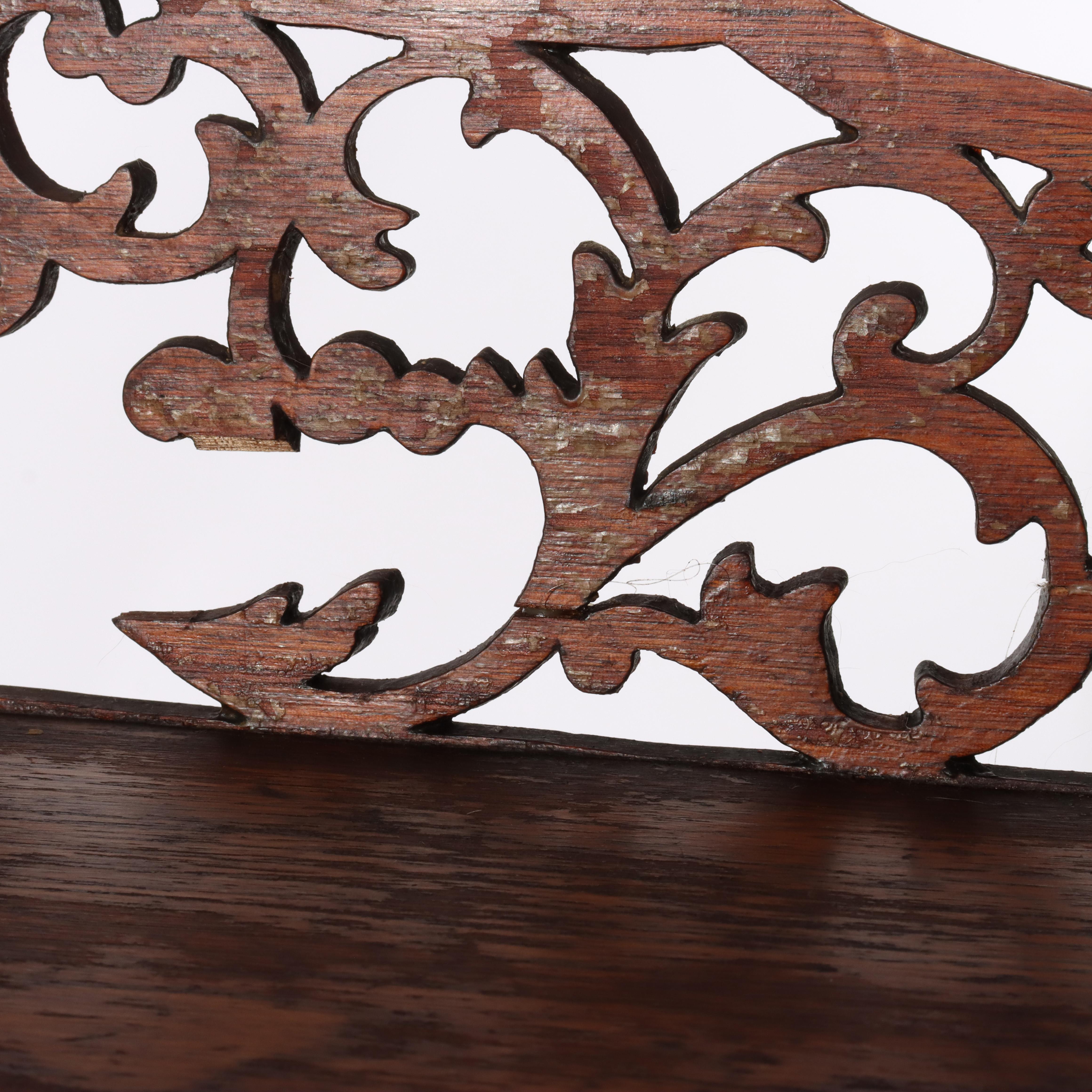 Ancienne étagère victorienne en bois de rose sculpté et filigrané à quatre étagères et tiroir c1890
Dimensions : 56 5/8