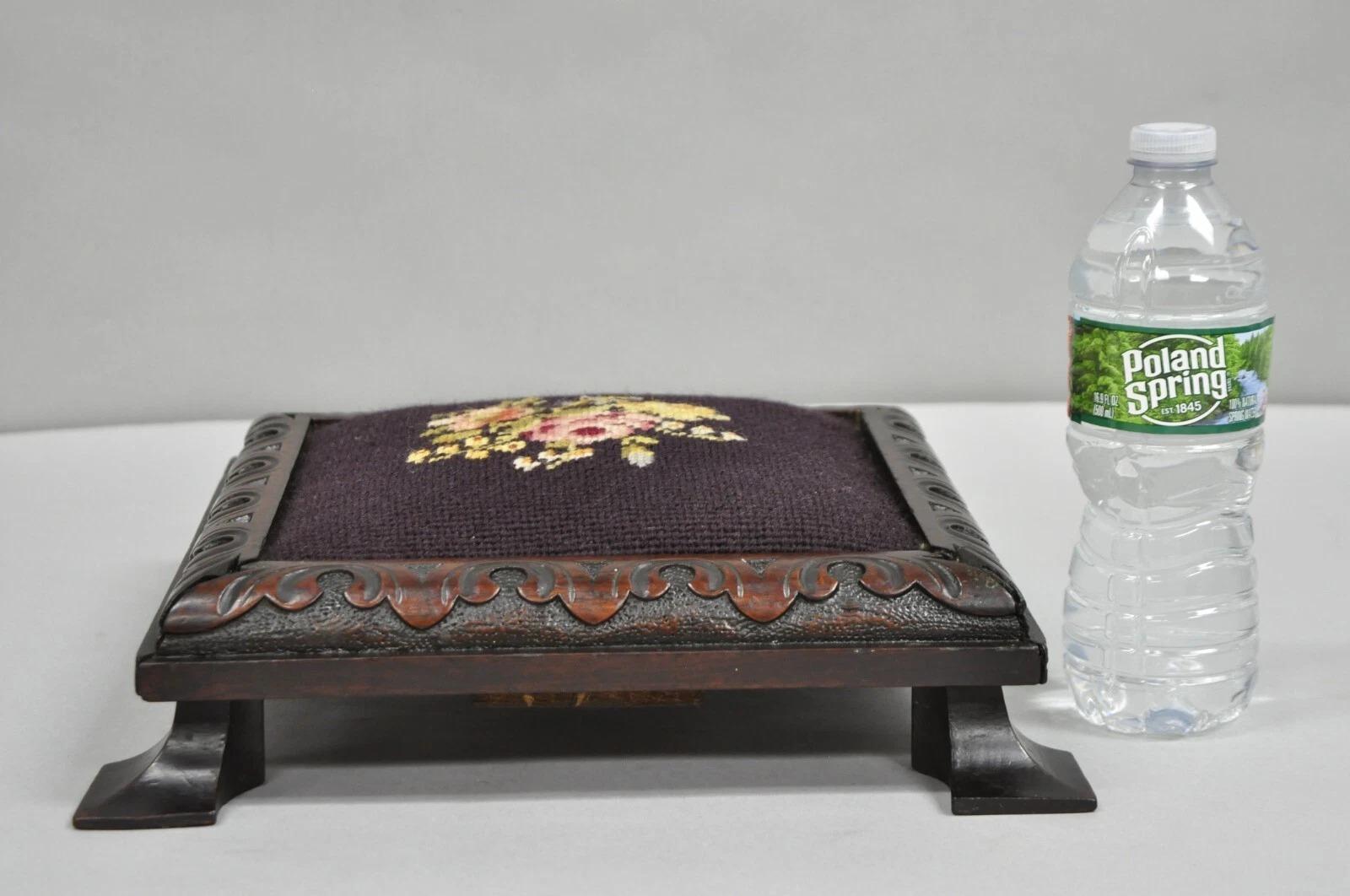 Tabouret bas victorien ancien en acajou massif sculpté avec des aiguilles florales. Circa Early 20th Century. Dimensions : 3,5