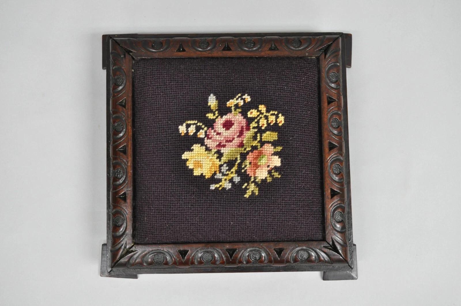 Inconnu Ancien pouf Victorien en acajou massif sculpté à l'aiguille floral Ottoman en vente