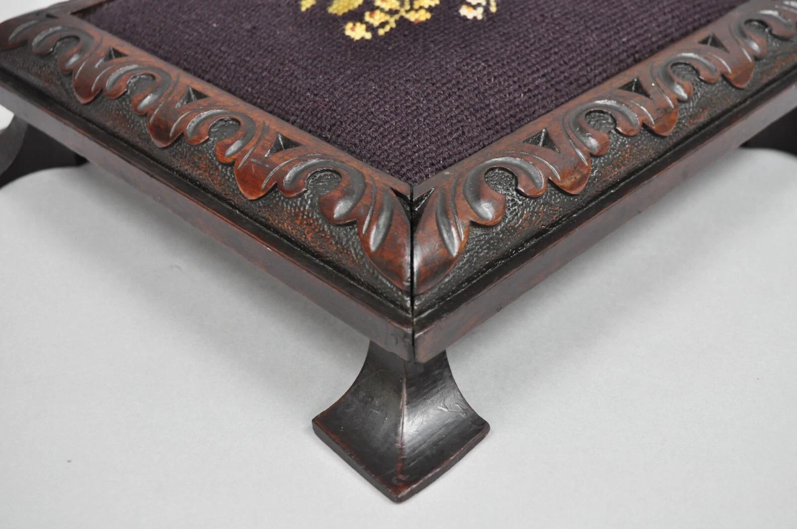 Acajou Ancien pouf Victorien en acajou massif sculpté à l'aiguille floral Ottoman en vente